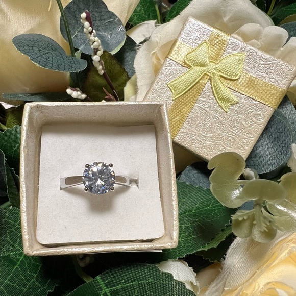 High quality clear stone brilliant solitaire - Picture 5 of 17